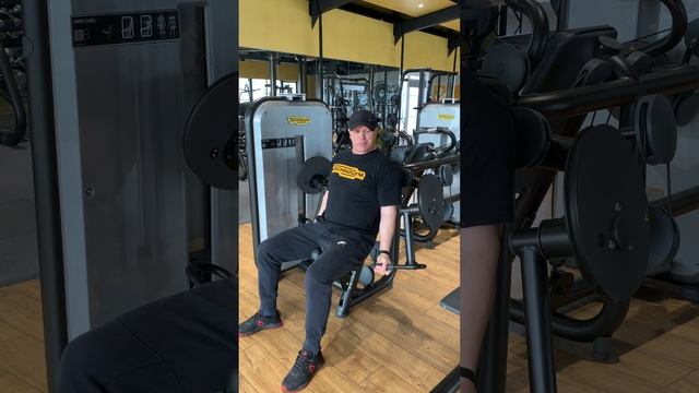 Тренажер Техноджим разгибание бедра Glute Technogym