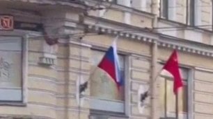 Сейчас в Ленинграде красуются Советские флаги