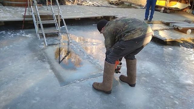 Прорубь для купания за 2 минуты бензопилой.