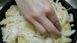 Картофель с селёдкой в духовке.