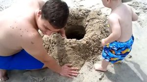 Я в песке копаю яму