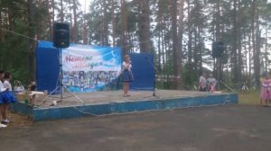 Девочка красиво поет