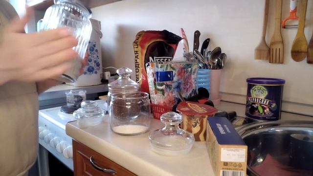 уборка на кухне:полочки с крупами и посудой смотреть онлайн