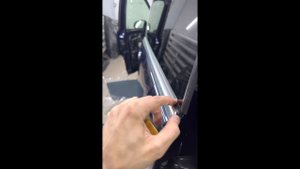 Как снять ручки дверей и молдинги окон на mercedes V класс.