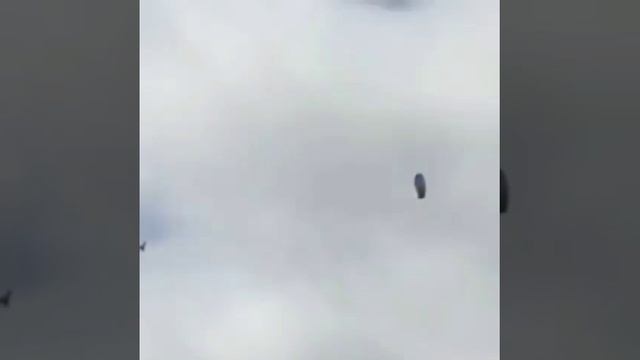По сообщениям очевидцев, НЛО висел в небе несколько часов, позже прибыл вертолет спецслужб смотреть онлайн