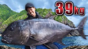 Огромная РЫБА почти УТАЩИЛА японского рыбака со скалы в море!