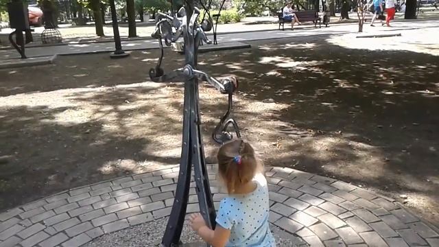 VLOG MILKA WAY: ГУЛЯЕМ В ПАРКЕ КОВАНЫХ ФИГУР/ ВИДЕО ДЛЯ ДЕТЕЙ смотреть онлайн