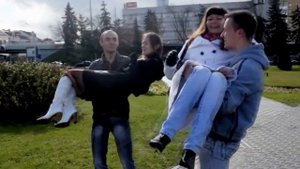 Что будет, если поднять незнакомую девушку на руки?