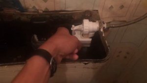 Не набирается вода в бачок унитаза что делать?