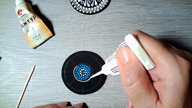 8 идей, которые можно применить для росписи на значках или брошах.  Точечная роспись на медальонах
