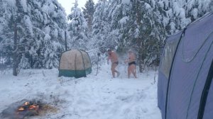 Горячая баня в зимнем лесу