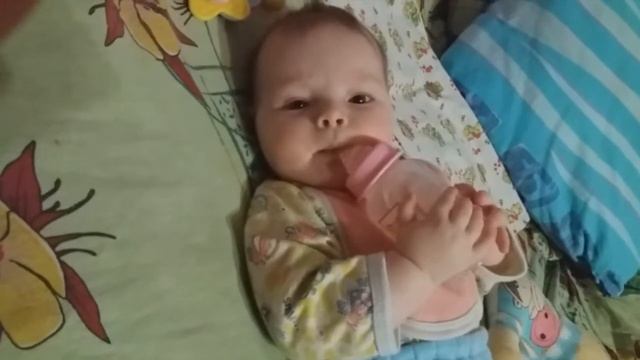 Лиза сама пьет воду с бутылочки. Влог Lizzi Show. смотреть онлайн