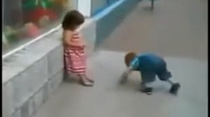 пацанчик хочет поцеловать девочку