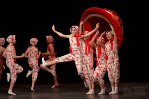 "Всё дело в шляпе", Ансамбль "Школьные годы". "It's All In The Hat", Ensemble "School years".