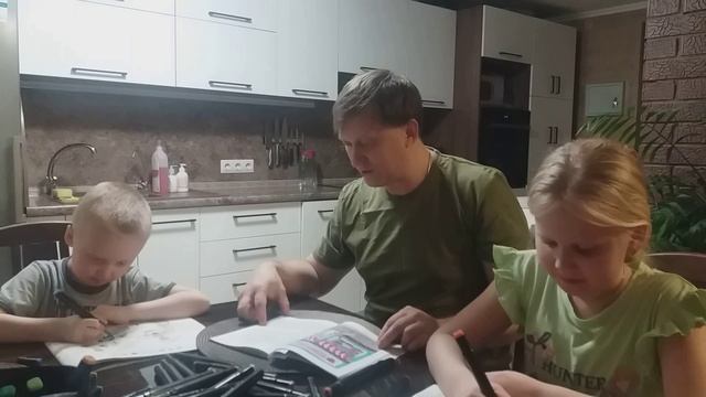 Читает папа
Илья Тутринов