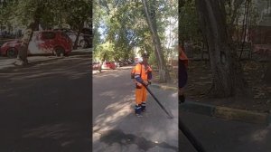 Дворник не знает правил пользования воздуходувкой, инструктажа нет #Москва #ХорошевоМневники