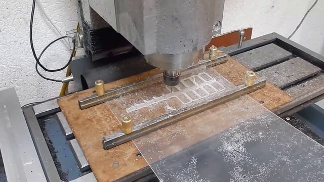 Нарезка плоских деталей из пластика