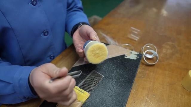 Процесс изготовления косметических кистей. Старая фабрика косметических кистей в Японии.