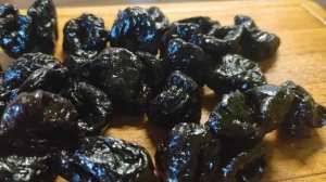 Рецепт: салат с куриной грудкой и черносливом