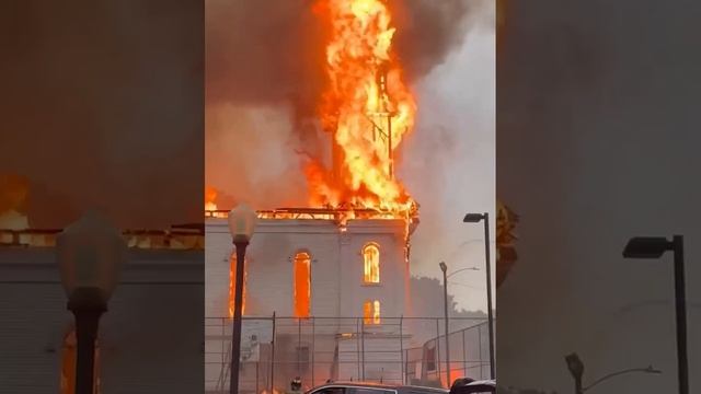 ?⚡️❗️Молния⚡️❗️? Молния ударила в 160-летнюю церковь в Спенсере, штат Массачусетс❗️⚡️