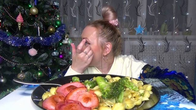 МУКБАНГ МАКАРОНЫ  С ЖАРЕНОЙ КОЛБАСОЙ И БРОККОЛИ///Mukbang еда на камеру///Русский мукбанг/не АСМР/