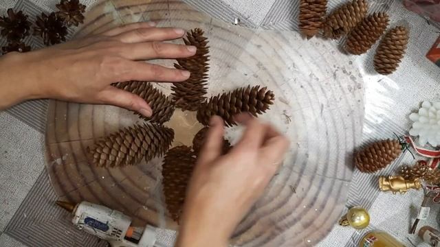 Снежинки из ракушек. И декор на дверь из шишек. Два варианта. смотреть онлайн