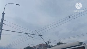 Троллейбус слетел на расходной стрелке. Штанга застряла в проводе