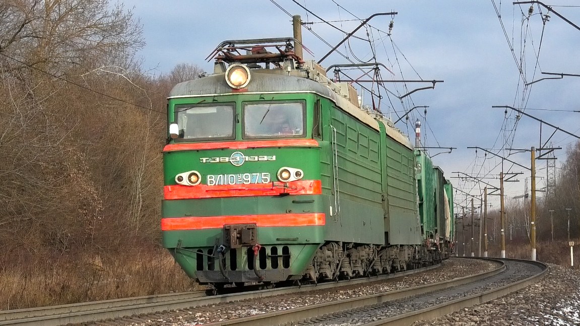 "Зеленый оригинальный" ВЛ10У-975 с грузовым поездом