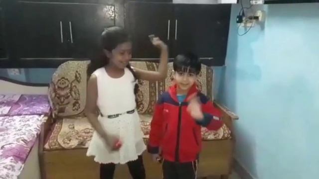 Little Kavya Playing With New Yoyo смотреть онлайн