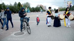 "Зачем ты стучишь в мои барабаны, Зачем ты танцуешь под мои барабаны ..."