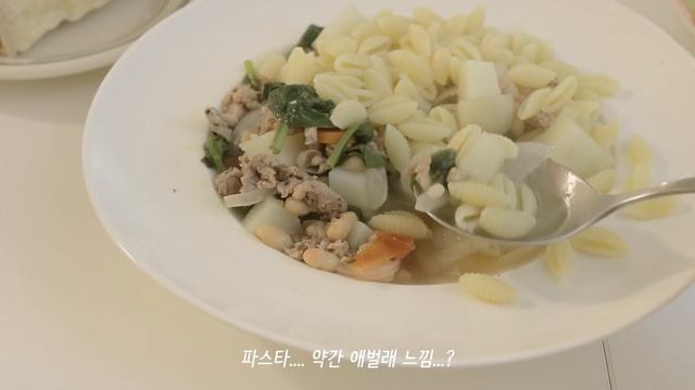 뉴욕 일상 브이로그 / 벌써 크리스마스 무드, 이른아침 모닝루틴, 노랗게 물든 센트럴파크, 캐논 R5 새카메라 언박싱, 프랑스 빵집, 브로드웨이, 고양이, 미국 프리랜서 직장인