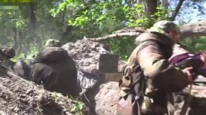 Бойцы ЛНР ведут бой против солдат всу.
