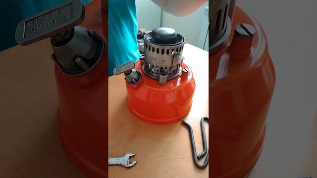 Примус советский Шмель-4 после обслуживания, разжигаю на бензине Калоша. смотреть онлайн