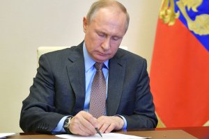 Путин подписал закон, отменяющий публикацию деклараций депутатов и сенаторов | новости сегодня