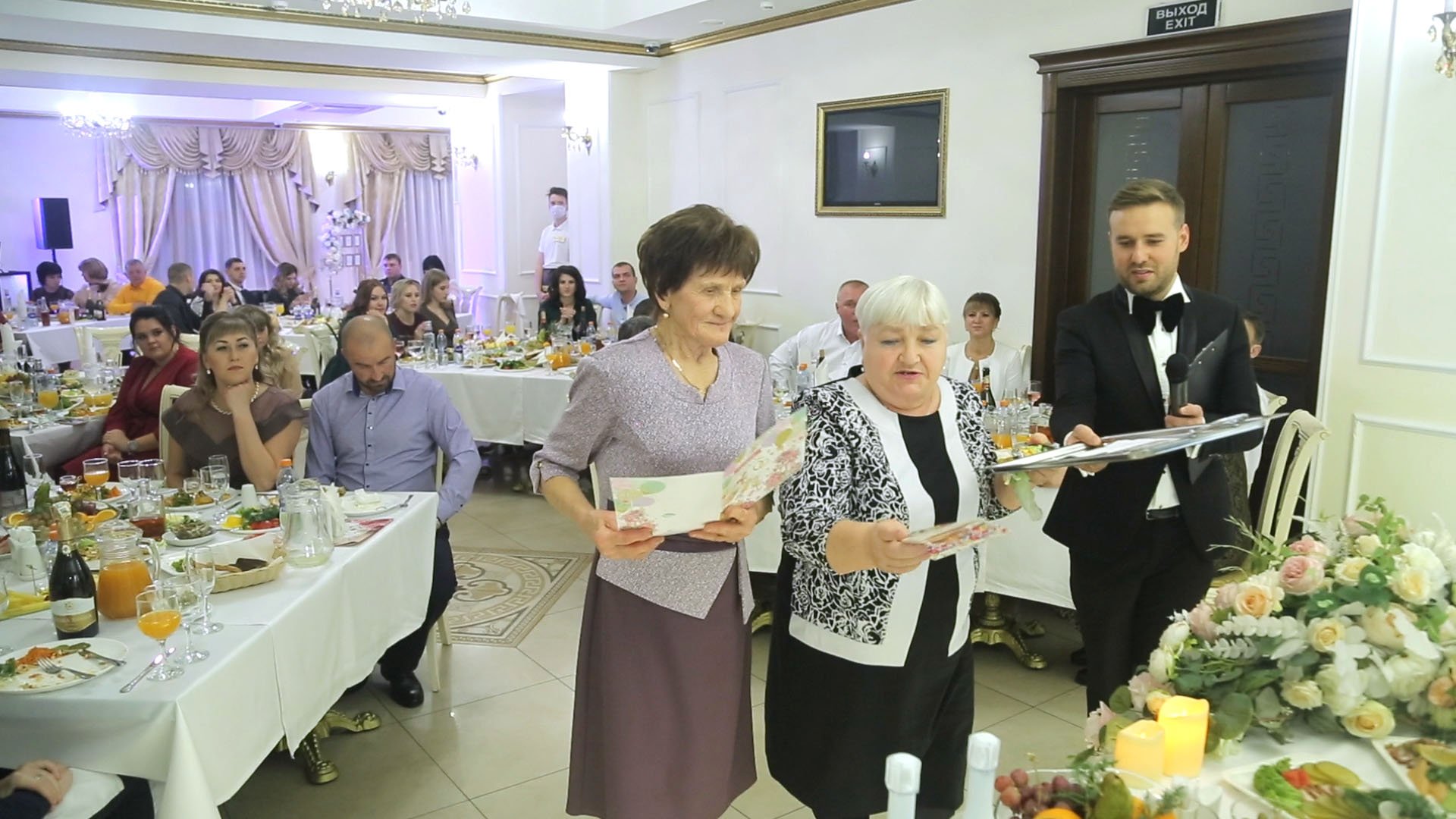 Бабушки поздравляют молодых на свадебном банкете смотреть онлайн