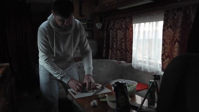 Готовим в автодоме. Салат "Цезарь" , вкусно , просто , доступно! смотреть онлайн