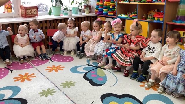 Песенка с движениями "Солнышко лучистое". Группа №1 "Лапушки" смотреть онлайн