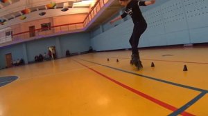 Трюк на роликах слалом. Freestyle slalom tricks. Девушка делает трюки на роликах.