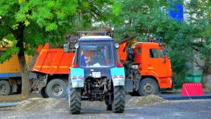 Возле многоэтажки провалился участок земли