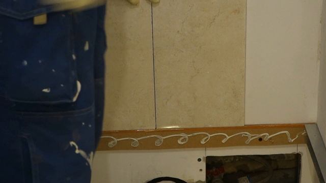 Ремонт туалета. Начинаем укладывать плитку на стены. Часть 2. смотреть онлайн