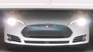 Tesla прорекламировала функцию автопилота
