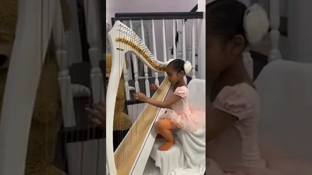 Menuet in A Minor by Enrelle Ashong смотреть онлайн