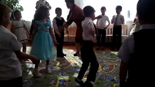 Три друга танцуют