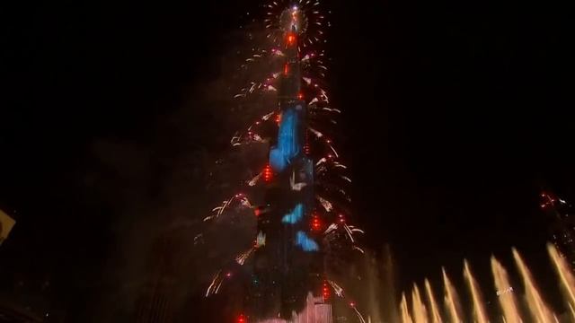 Салют на новый год 2021 | Грандиозный фейерверк Бурдж Халифа vs Лондон смотреть онлайн