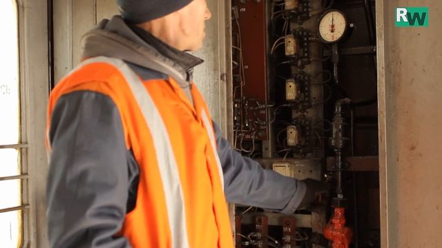 ЧТО находится в шкафах "Внимание! Опасное место!" тамбуров электричек. смотреть онлайн