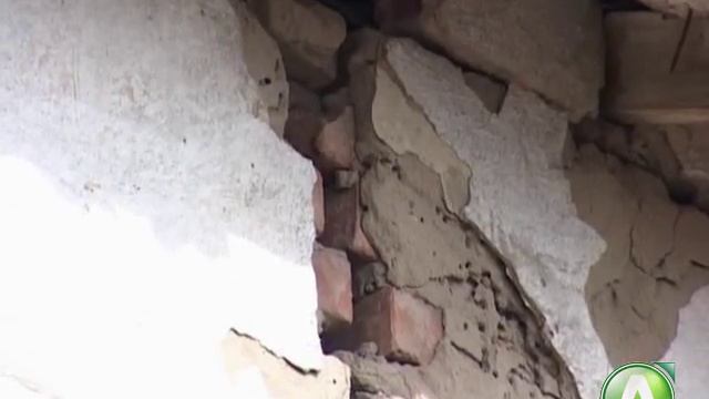 В п. Джамбул семья с маленькими детьми более 10 лет живет полуразрушенном доме смотреть онлайн