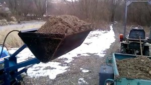 Самодельный фронтальный погрузчик на японском минитракторе, погрузка ПГС.