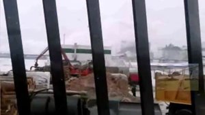 Фронтальный погрузчик Liebherr L566 в работе.