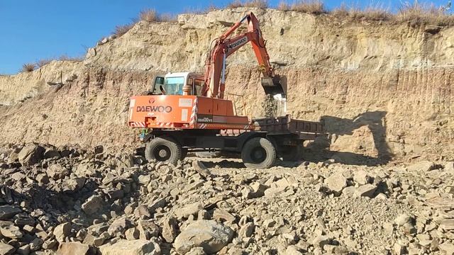 Solar 130 Daewoo Excavator Machine || Loading Tractor Trolley смотреть онлайн