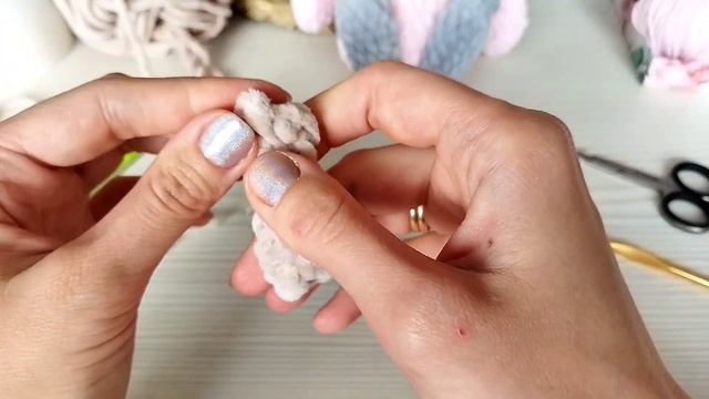 ЗАЙЧИК КРЮЧКОМ ДЛЯ НАЧИНАЮЩИХ! ЧАСТЬ 1! ВЯЖЕМ ЛАПКИ.